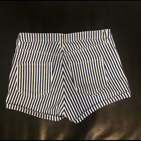H&M shorts size 4 - Picture 2 of 3